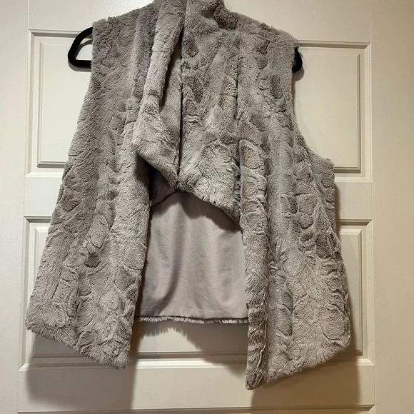 Jack by BB Dakota faux fur vest - Picture 3 of 6